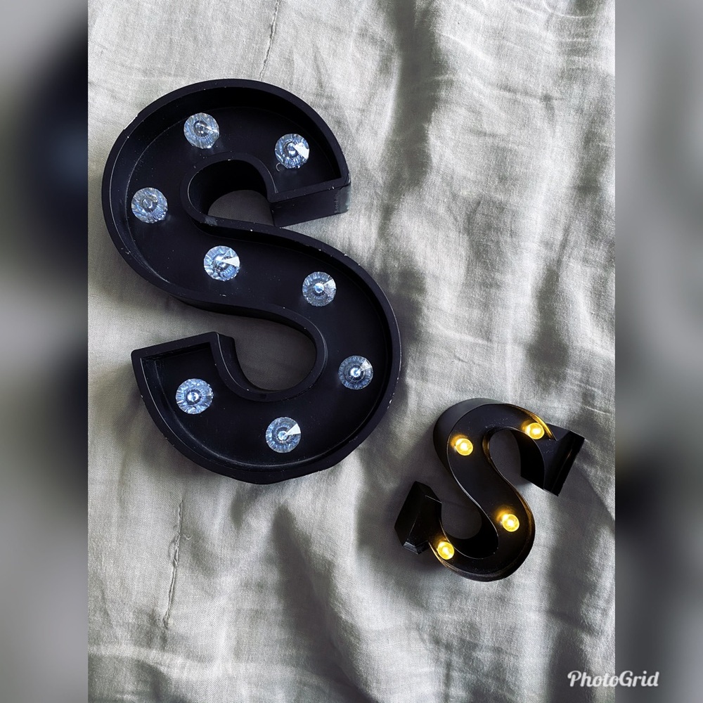 Two light up “S”